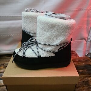 Portland Boot Co Cozy Black and Off White Woofie Boots Womens Size 7 New in Box